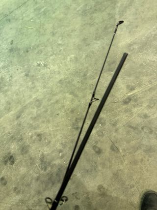 Carrete de pesca negro