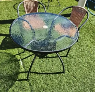 Mesa redonda hierro cristal y 2 sillas exterior