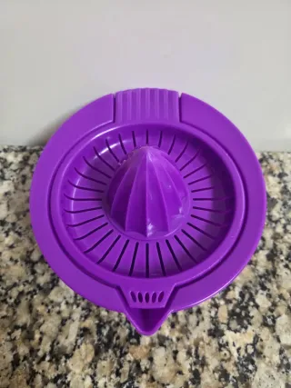 Exprimidor de plástico morado