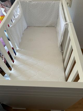 Cuna infantil blanca con protector