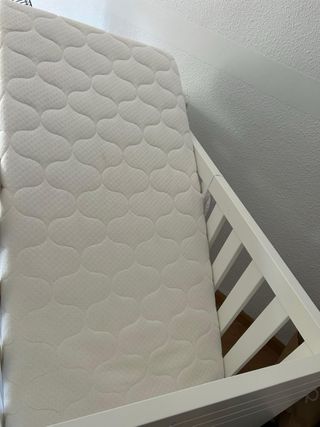 Cuna infantil blanca con protector