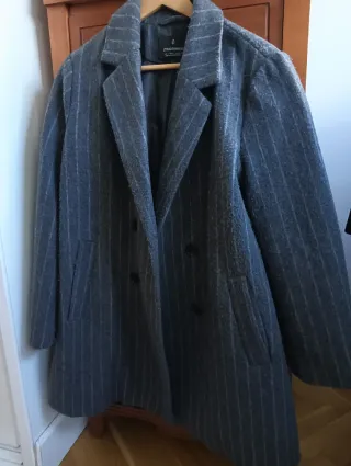 Abrigo Stradivarius Raya Gris