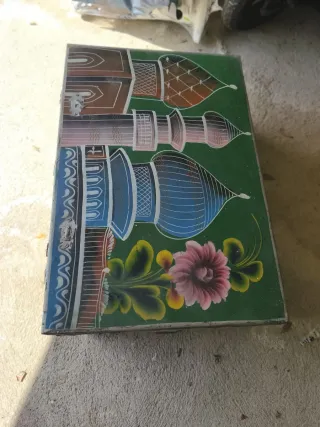 Cofre metálico decorado