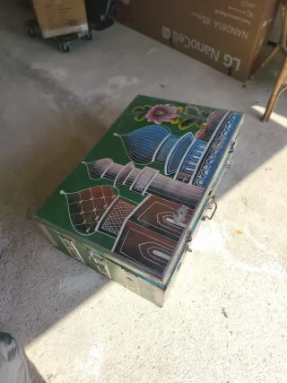 Cofre metálico decorado