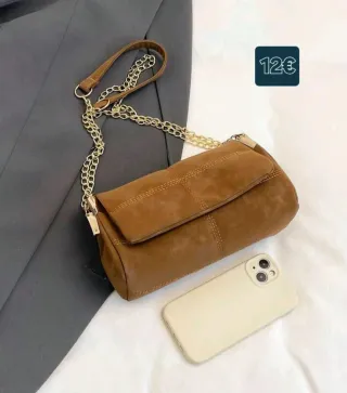 Bolso marrón con cadena dorada