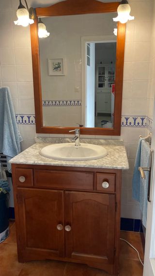 Mueble de baño madera y marmol con lavabo y espejo