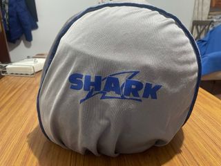 Casco de moto Shark tribal blanco y gris.