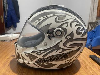 Casco de moto Shark tribal blanco y gris.