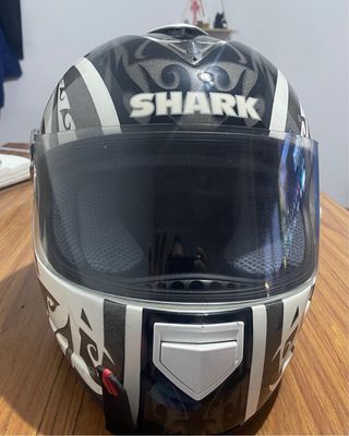 Casco de moto Shark tribal blanco y gris.