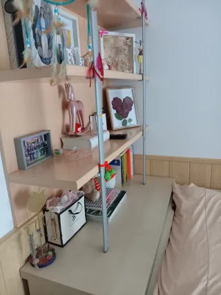 Habitación juvenil con cajones, estantería y zapat