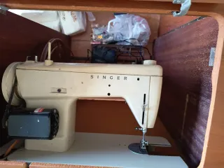 Máquina de coser Singer con motor. Entrega persona