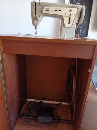 Máquina de coser Singer con motor. Entrega persona