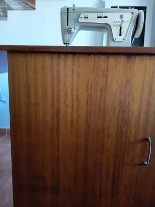 Máquina de coser Singer con motor. Entrega persona