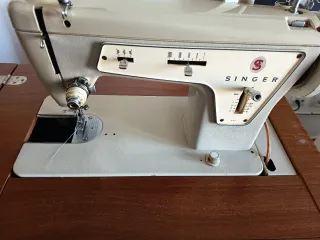 Máquina de coser Singer con motor. Entrega persona