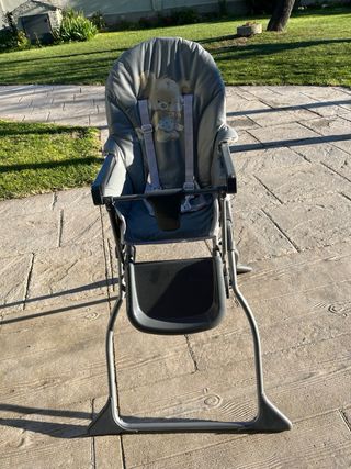 Trona de bebé gris con estampado de oso