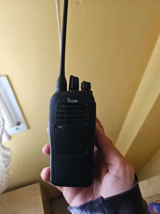 3 Radios Icom Walkie Talkie