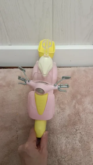 Moto rosa y amarilla para muñecas