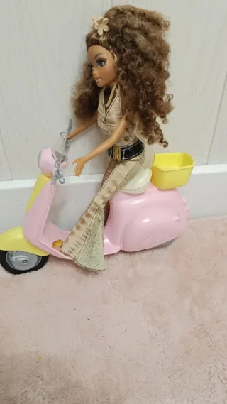 Moto rosa y amarilla para muñecas