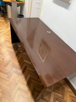 Mesa de oficina de madera oscura. Tamaño 80x160.