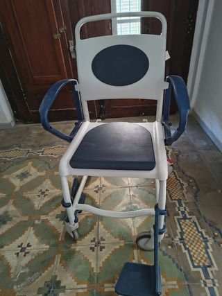Silla de ducha azul y blanca