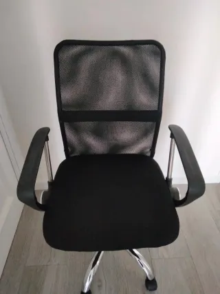 Silla de oficina ergonómica negra