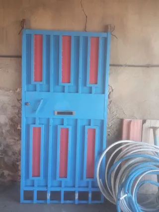 Puerta Doble Met ica Azul y Roja con marco con tja