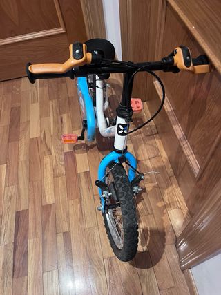 Bicicleta infantil Btwin 12’’ con ruedines.
