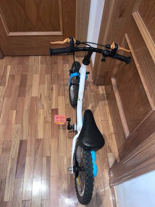 Bicicleta infantil Btwin 12’’ con ruedines.