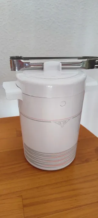 Cubitera de metal y plástico