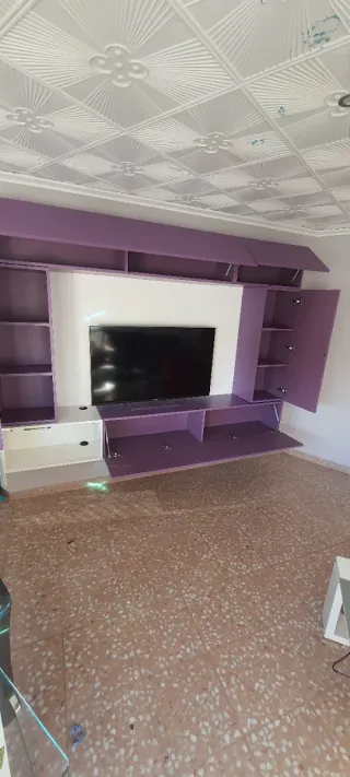 Mueble de TV modular morado y blanco