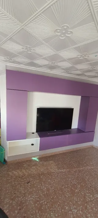 Mueble de TV modular morado y blanco