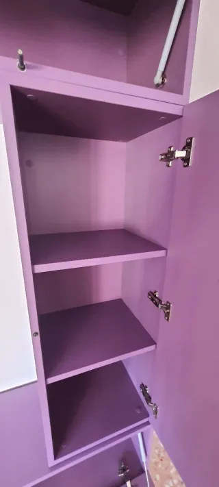 Mueble de TV modular morado y blanco