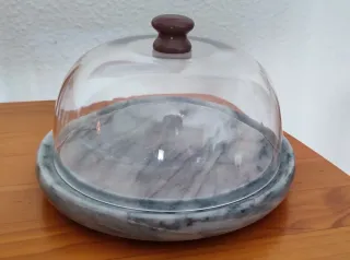 Quesero de mármol y cristal