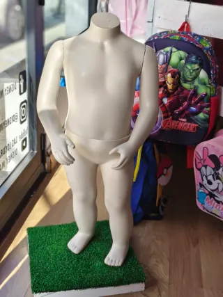 Maniquí niño beige