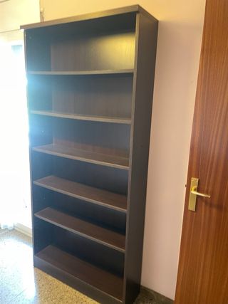 Estantería de madera marrón