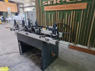 Máquina para mecanizar puertas