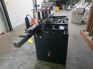 Máquina para mecanizar puertas