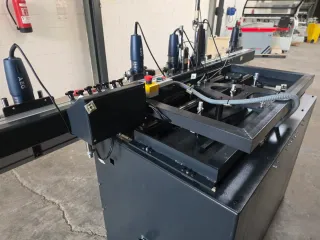Máquina para mecanizar puertas