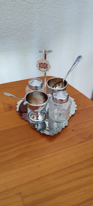 Juego Hueveras y Saleros con Bandeja