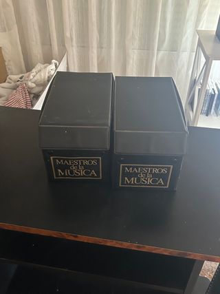 Mueble Negro Madera y dos cajas cds música clasica