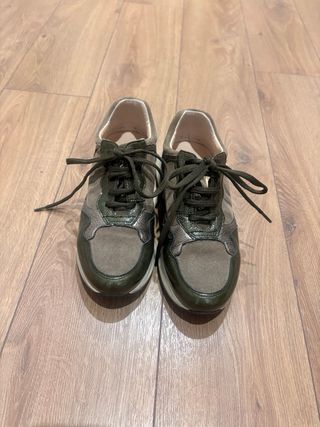 Zapatillas deportivas verdes y plateadas