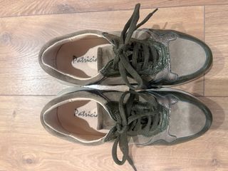 Zapatillas deportivas verdes y plateadas