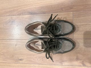 Zapatillas deportivas verdes y plateadas