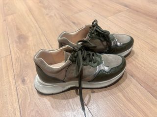 Zapatillas deportivas verdes y plateadas