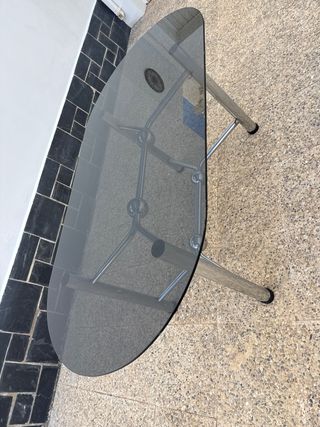 Mesa de cristal con base metálica