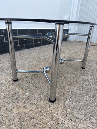 Mesa de cristal con base metálica