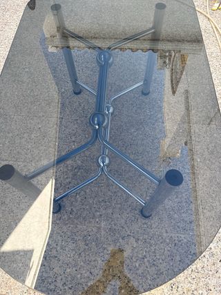 Mesa de cristal con base metálica