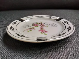 Cenicero de porcelana con detalles en plata