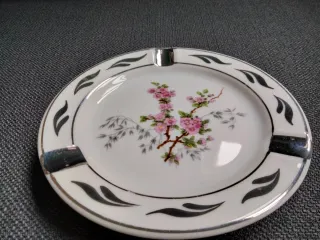 Cenicero de porcelana con detalles en plata