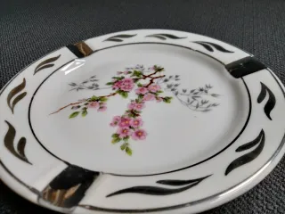 Cenicero de porcelana con detalles en plata